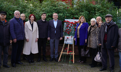 Kalemi Ayvalık’ta yaşıyor: Uğur Mumcu eviniň önünde karanfillerle anıldı