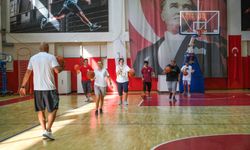 Bayraklı’da yaz spor okulları başladı: Binlerce kişi sahaya iniyor
