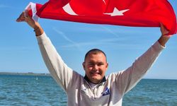 İzmirli yüzücü Tuna Tunca Kuzey Kanalı’nı geçerek tarih yazdı