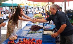 Çeşme’de pazar mesaisi: Başkan Denizli esnafla bir araya geldi