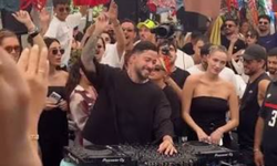 Mahmut Orhan’dan Alaçatı Pazarı’nda sürpriz performans! Tatilciler ve esnaf DJ setiyle coştu