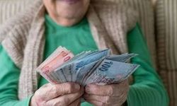 Emeklilerin zam farkı hesaplara yatıyor: SGK tarihi duyurdu