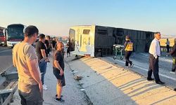Yolcu otobüsü bariyerlere çarpıp devrildi: 31 kişi yaralandı!