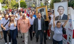 Bornova'da CHP'den toplu istifa: Başkan Eşki ve yüzlerce partili yürüyüş düzenledi