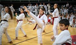 600 taekwondocu siyah kuşak için Bornova'da ter döktü