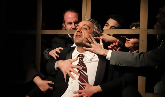 Sahne arkası sergisi ve bildirilerle unutulmaz gece: Bornova’da tiyatro coşkusu