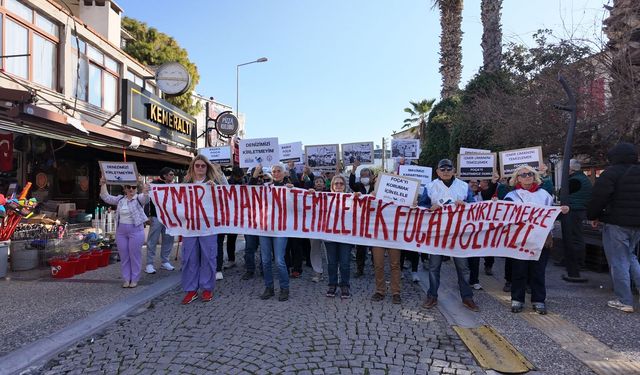 Foça’da insan zinciri oluşturdu: “İzmir Körfezi’ni temizlemek Foça’yı kirletmekle olmaz”