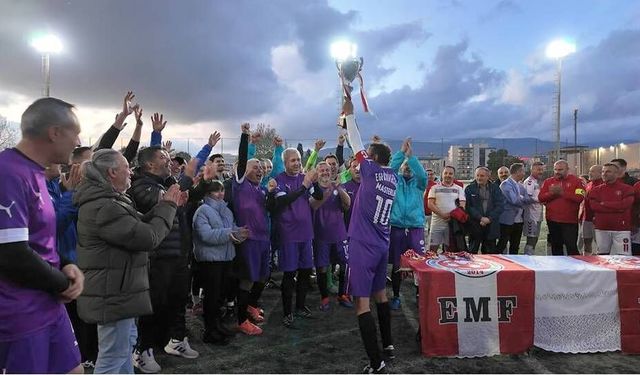 İzmir’de veteran futbolunda rekor: Üç yılda üç şampiyonluk