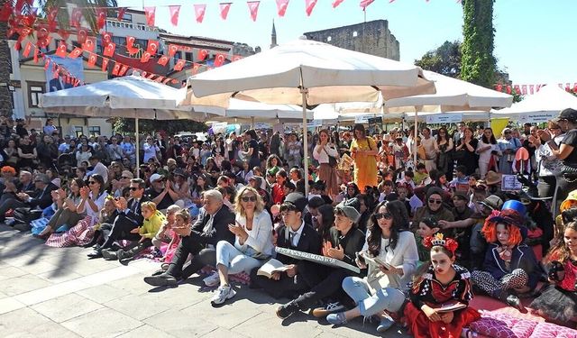 Çeşme’de kitap kahramanları sokağa indi