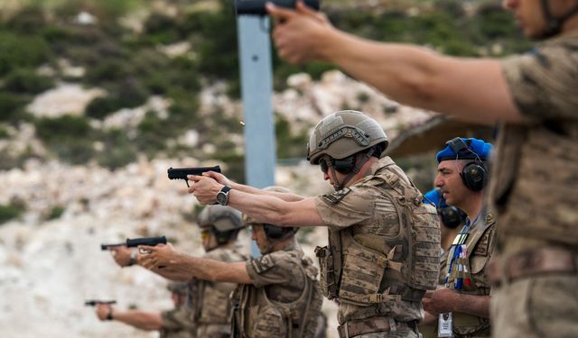 Foça’da nefes kesen yarışma: Jandarma personeli yarı finalde ter döktü