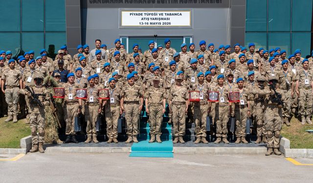 Foça’da nişancılar yarıştı: Jandarmanın en iyi atıcıları ödüllendirildi