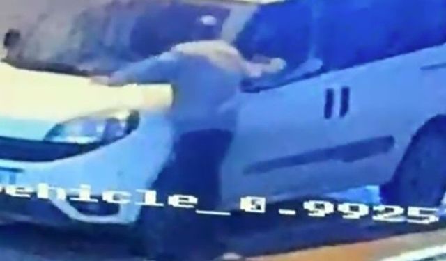 Konak'ta araç aynalarını tek tek kırdı