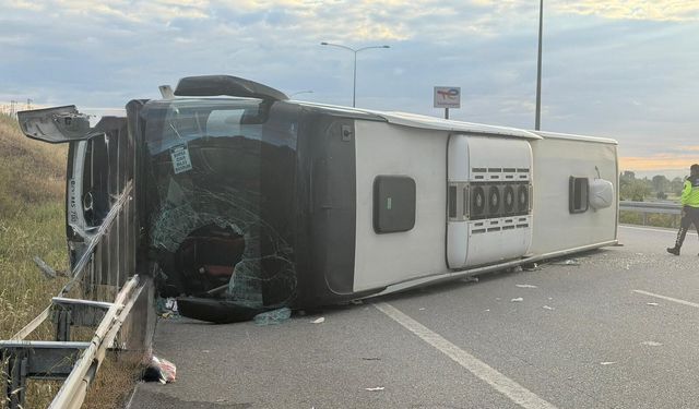 İzmir-İstanbul Otoyolu’nda feci kaza: Otobüs devrildi, 25 yaralı
