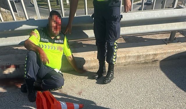 Çeşme Otoyolu’nda faciadan dönüldü! Yardım için duran jandarma tır ile otomobil arasında sıkıştı