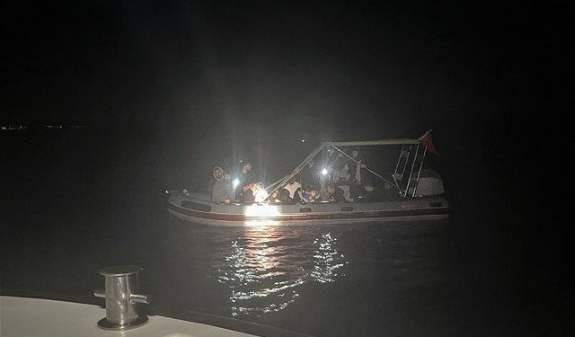 Karaburun açıklarında can pazarı: 17 göçmen kurtarıldı