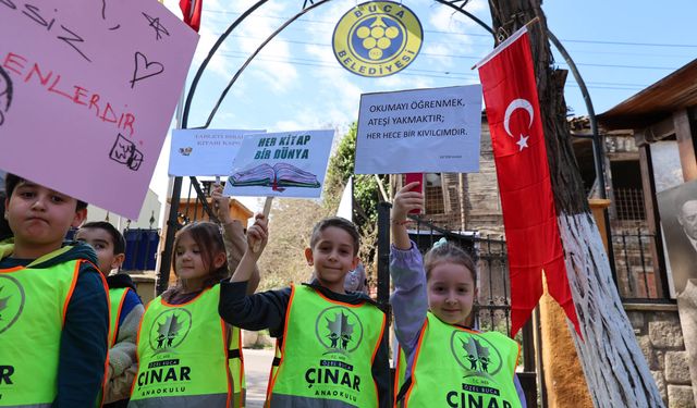 Bucalı miniklerden kütüphane çıkarması
