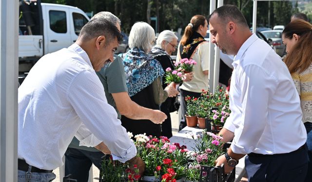 Manisa Büyükşehir’den kabir ziyaretlerine çiçekli destek