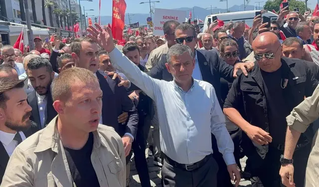 Özgür Özel Cumhuriyet Meydanı’ndan Gündoğdu’ya yürüdü!