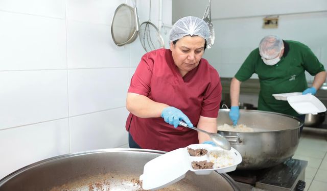 Konak’ta kurban bağışları sofralara ulaştı
