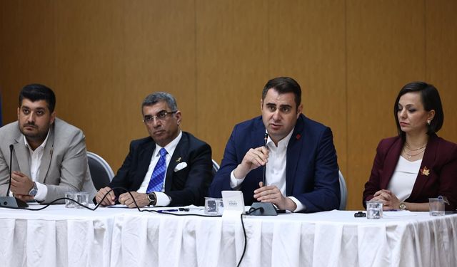 CHP heyeti Karabağlar’da esnafın ve vatandaşın nabzını tuttu: “Kalıcı çözüm için erken seçim şart”