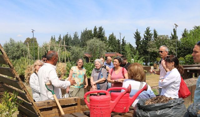 İzmir’de bahçede dönüşüm: Organik atıklar gübre oluyor