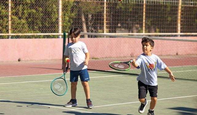 İzmir’de yaz spor okullarını açıyor: 23 branşta ücretsiz eğitim