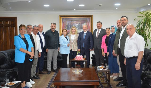 İESOB’da Şebnem Bursalı'ya sürpriz kutlama