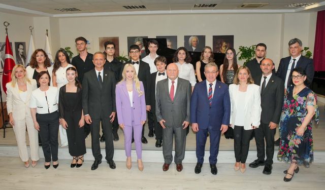 DEÜ’de sanat şöleni: Arkas’tan piyano jesti
