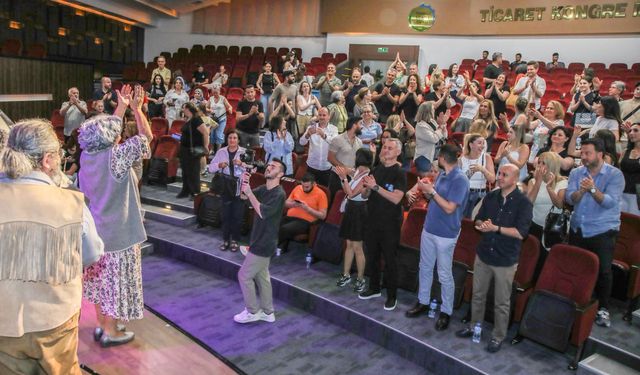 Torbalı’da tiyatro şöleni: Melek Baykal ayakta alkışlandı