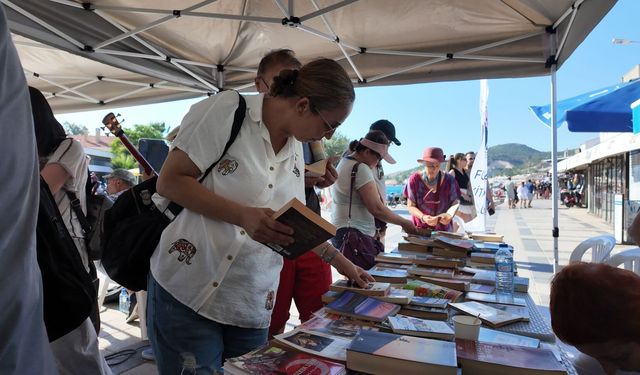 Foça’da kütüphane meydanda: 2 bin 600 kitap hediye edildi