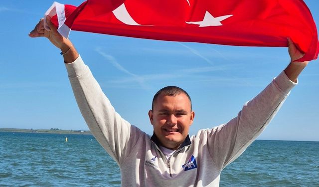 İzmirli yüzücü Tuna Tunca Kuzey Kanalı’nı geçerek tarih yazdı