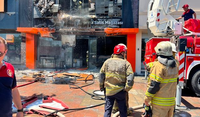 Karabağlar’da mobilya mağazasında yangın