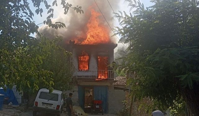 Bayındır’da korkutan yangın: İki katlı ev kül oldu