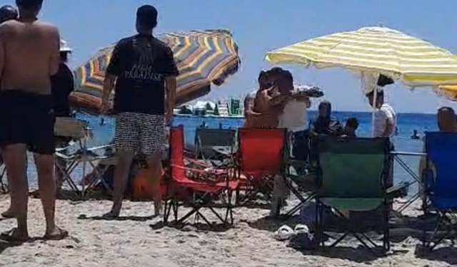 Çeşme’de plajda “şemsiye” kavgası: Kadın arabulucu darbedildi