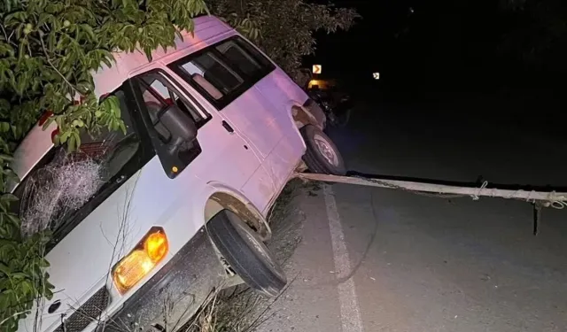 Ödemiş'te minibüs ağaca çarptı: 2 kişi yaralandı