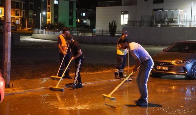 Seferihisar’da sokaklar gece boyu yıkandı