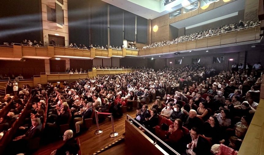 Şifa bulanlar ve şifa verenler sahnede buluştu: “Bir şarkı bir hayat” duygulandırdı