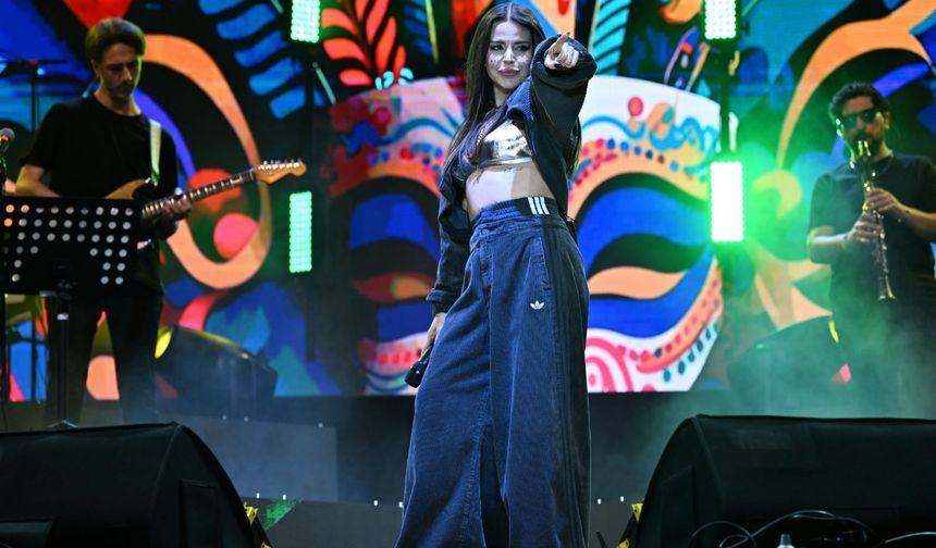 Cumhuriyet Meydanı’nda müzik şöleni: Simge Manisalıları coşturdu