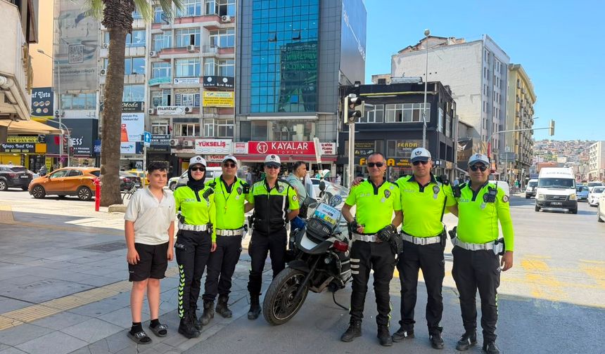 İzmir’in efsane trafik polisi veda etti: “Son anonsumdur”