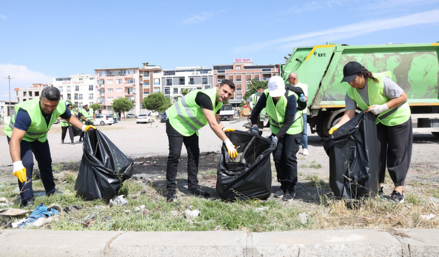 Çiğli Belediyesi’nden çevre seferberliği: Atiye İbrahim Yağcı Parkı’nda temizlik etkinliği