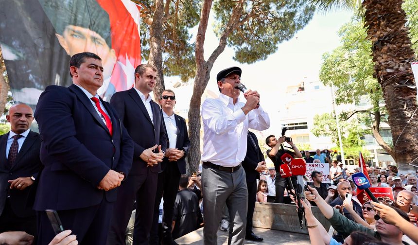 Özgür Özel İzmir’de! Vatandaşlardan yoğun ilgi!