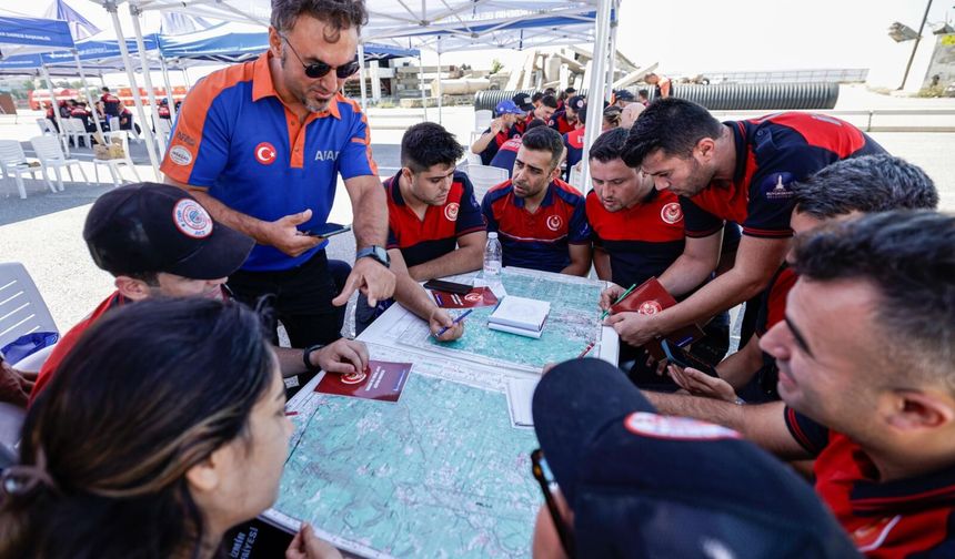 İzmir'de 110 itfaiyeci afetlere karşı özel eğitimden geçiyor
