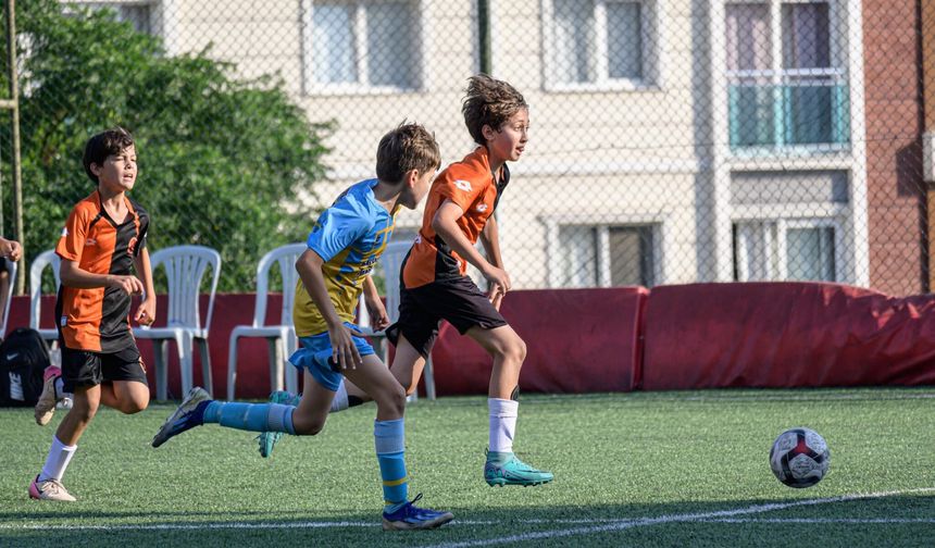 Bayraklı'da futbol şöleni: U-12 Cup'ta ilk düdük çaldı