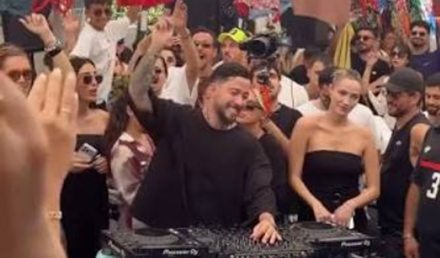 Mahmut Orhan’dan Alaçatı Pazarı’nda sürpriz performans! Tatilciler ve esnaf DJ setiyle coştu