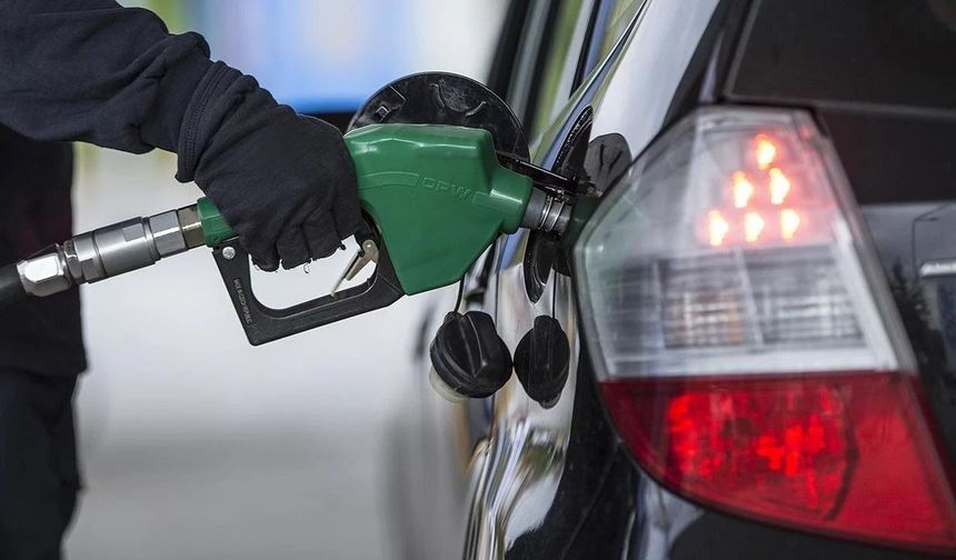 Benzine bir zam daha: Bu gece tabelalar değişiyor