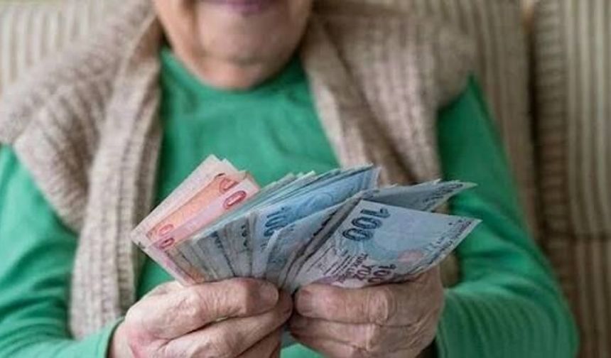 Emeklilerin zam farkı hesaplara yatıyor: SGK tarihi duyurdu