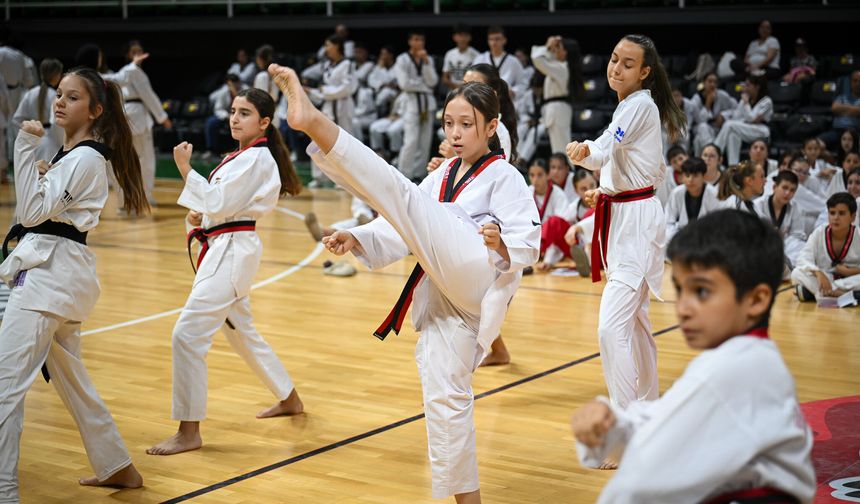 600 taekwondocu siyah kuşak için Bornova'da ter döktü