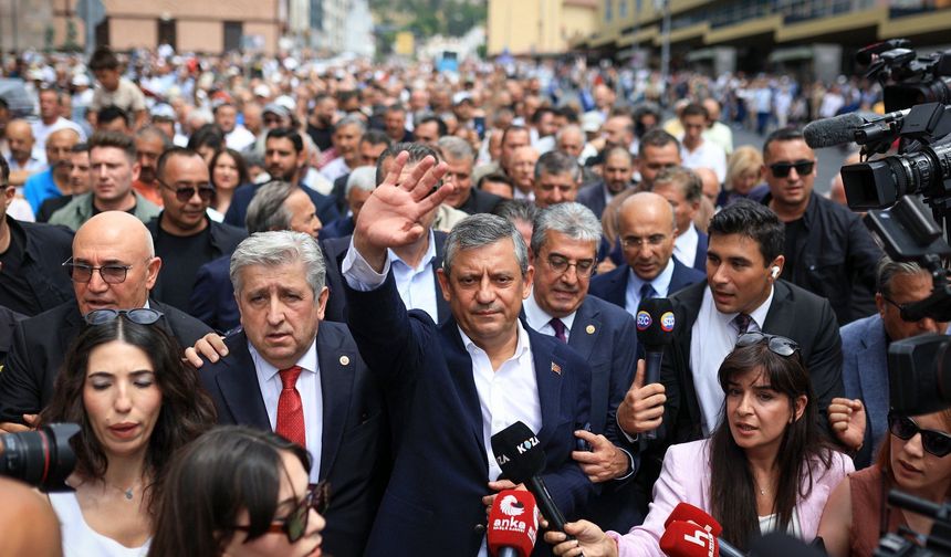 Özgür Özel oy birliğiyle Genel Başkan seçildi