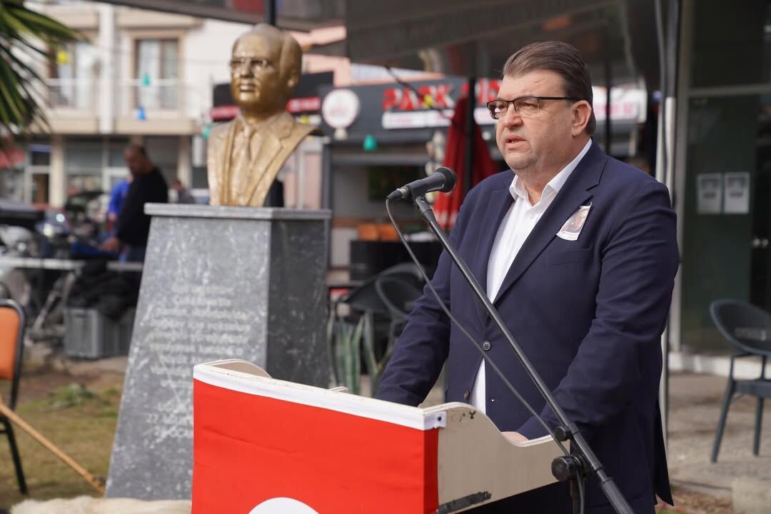 Bugün Burada, Bu Ülkenin Aydınlık Yüzünü Karanlığa Karşı Savunmuş Büyük Bir Cumhuriyet Aydını Ol (1)