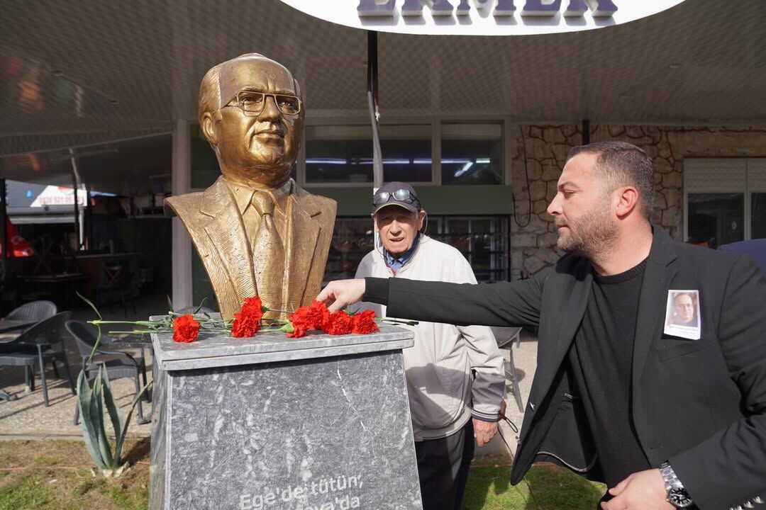 Bugün Burada, Bu Ülkenin Aydınlık Yüzünü Karanlığa Karşı Savunmuş Büyük Bir Cumhuriyet Aydını Ol (2)